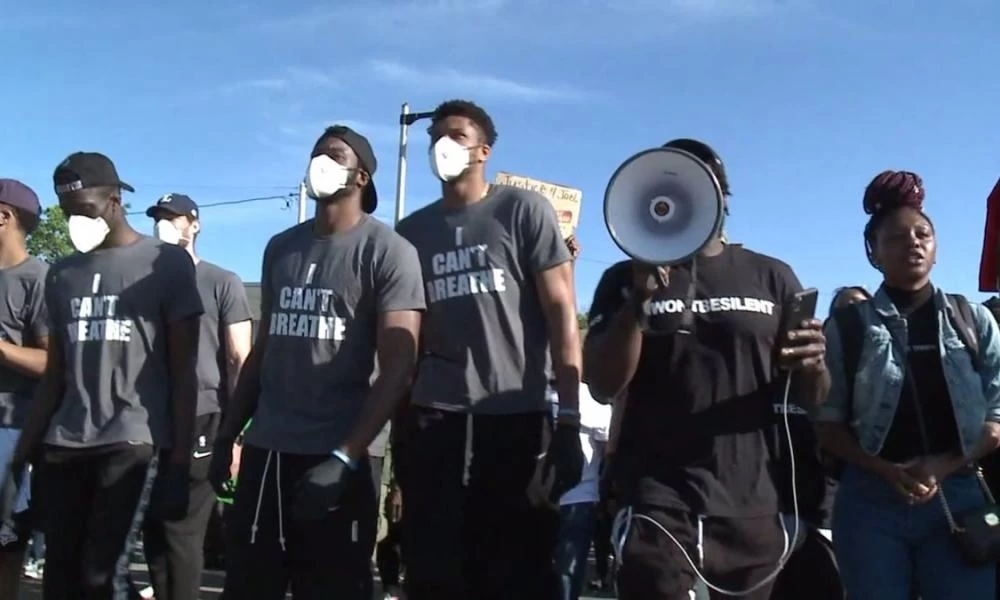 Πήρε την ντουντούκα και βγήκε στου δρόμους ο Αντετοκούνμπο